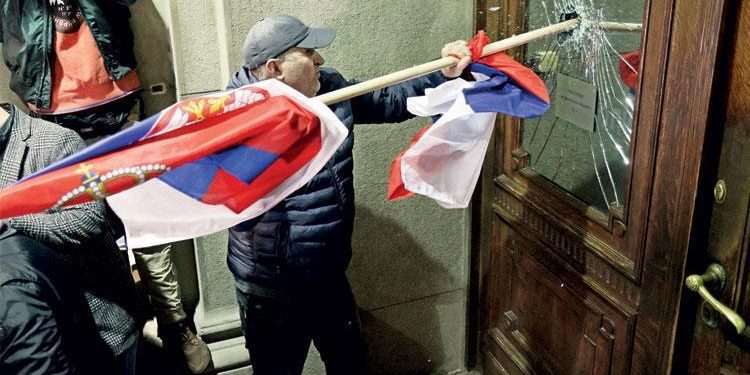 Belgrad’da muhalifler Meclis binasını bastı