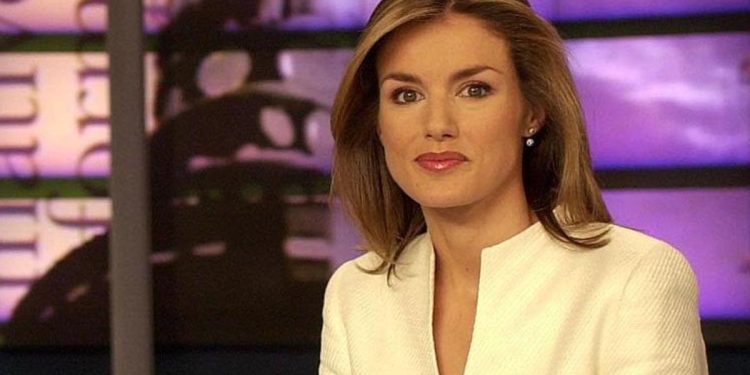 Bir periyot haber merkezinin en hoş kızıydı… Kocasını stajyerle bile aldattığı ileri sürüldü… Bir taşıyıcı anne bulalım, çocuğumuz olsun!