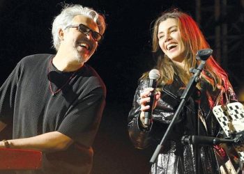 Buyruk Ersoy eşi Gökçe Bahadır’a övgüler yağdırdı