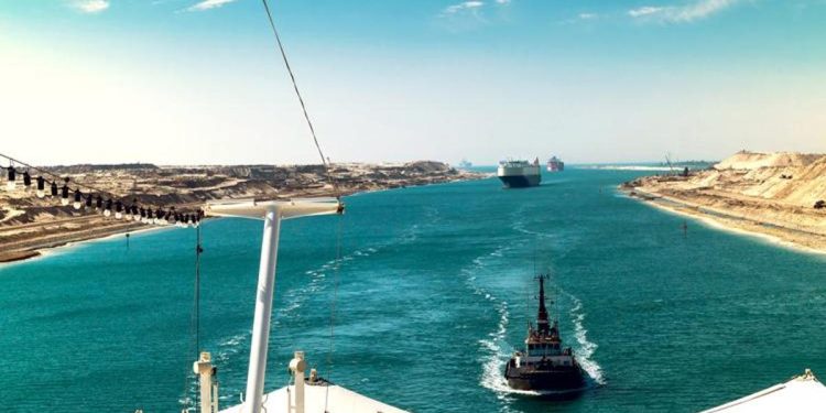 Dev gemiler Süveyş Kanalı’ndan vazgeçti
