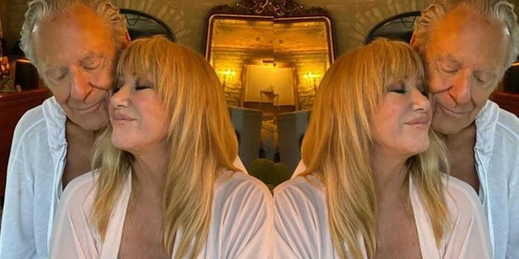 Doğum gününden bir gün evvel ölmüştü: Ünlü yıldız botlarıyla gömülmüş.. ‘Onlar büyük aşkımızın simgesiydi’