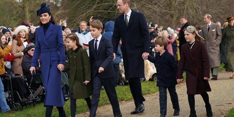 Dosta düşmana gövde gösterisi yaptılar.. Eski eşler bile oradaydı… Fazladan bir çocuk daha!