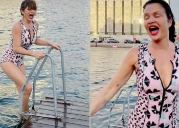 Dudağındaki kırmızı ruju da ihmal etmedi… Yarım asır ona ne yapar ki! Çığlık çığlığa buz üzere suya atladı