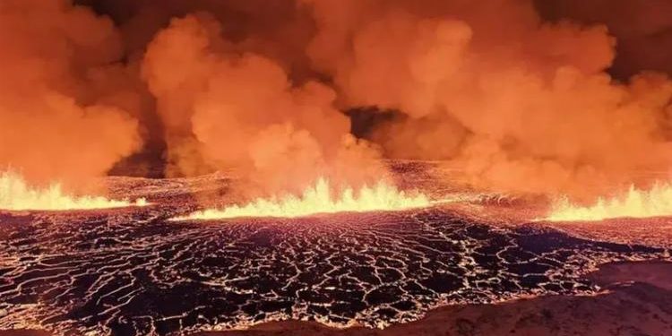 Dünya İzlanda’dan gelen imajları konuşuyor… Evvel zelzele sonra yanardağ patlaması