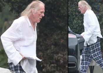 Dünyanın en güzel erkeklerinden biriydi… Onu yaş almak değil yaşadığı hayat yıktı… Bir gömlek, bir kareli pijama