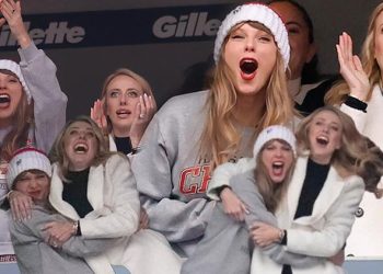 En ateşli taraftar: Sevgilisinin maçını izlerken kendinden geçti!