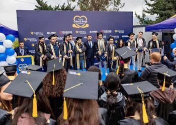 “Gönül Bağı” birinci mezunlarını verdi