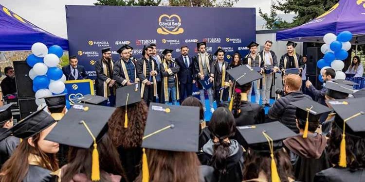 “Gönül Bağı” birinci mezunlarını verdi