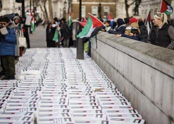 İngiltere’de Başbakanlık Konutu yakınına 450’den fazla çocuk tabutu bırakıldı