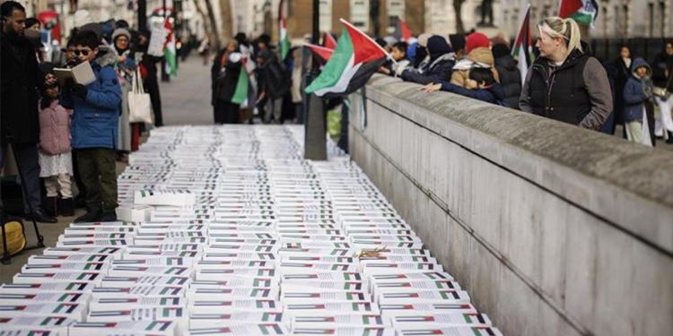 İngiltere’de Başbakanlık Konutu yakınına 450’den fazla çocuk tabutu bırakıldı