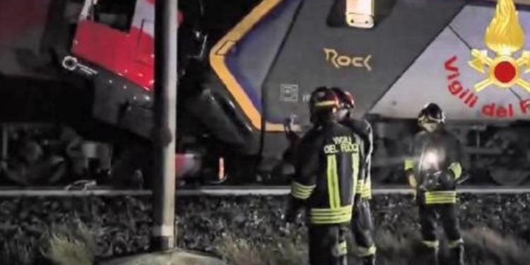 İtalya gündemine oturan kaza! Trenler baş başa çarpıştı