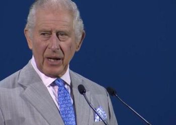 Kral’ın Yunanistan bayraklı kravatı dikkat çekti