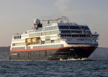 Kuzey Denizi’nde dehşet dolu anlar… Dev dalgalar yolcu gemisini felç etti