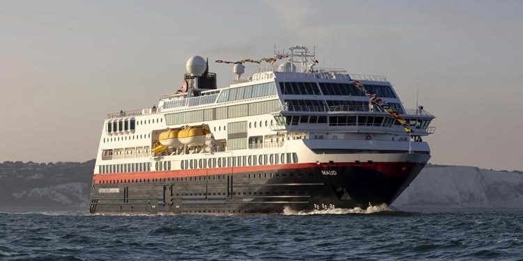 Kuzey Denizi’nde dehşet dolu anlar… Dev dalgalar yolcu gemisini felç etti