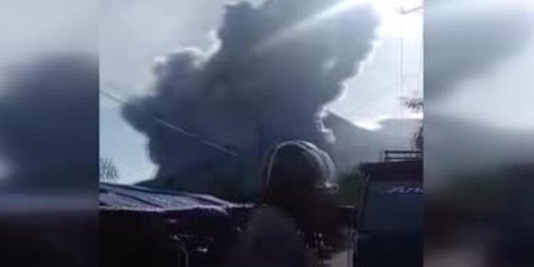 Lewotobi Yanardağı 21 yıl ortadan sonra yine patladı