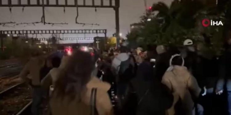 Londra’yı kilitleyen arıza: Yolcular raylarda yürüdü