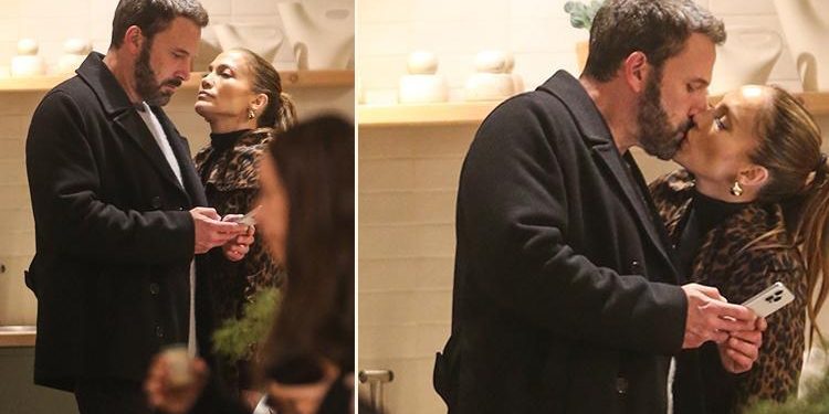 Milyonlar onun karısına hayran…. Lakin o gözünü cep telefonundan ayırmadı bile!