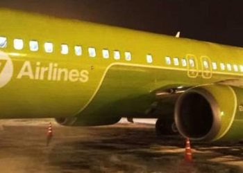 Motoru alev alan yolcu uçağı acil iniş yaptı