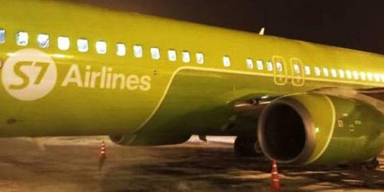 Motoru alev alan yolcu uçağı acil iniş yaptı