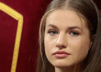 O elbiseyi boşuna giymemiş… Ailesinin ‘gül yüzlüsü’ iletisini bu türlü verdi