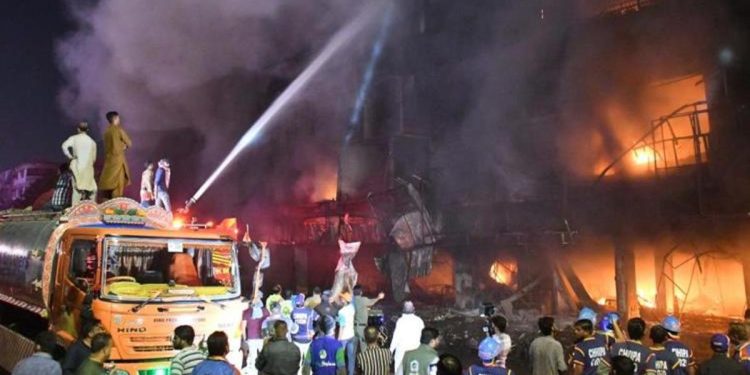 Pakistan’da büyük yangın! 5 kişi hayatını kaybetti