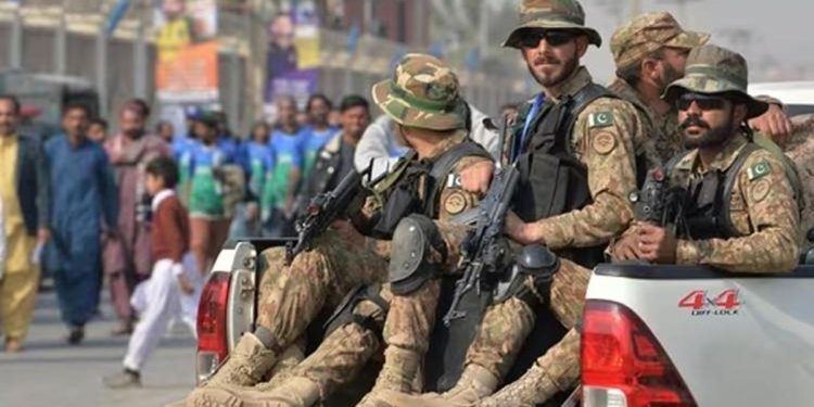 Pakistan’da kışlaya bombalı atak: 23 meyyit