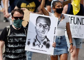 Siyahi gencin gözaltı sırasında vefatından 2 sıhhat vazifelisi sorumlu