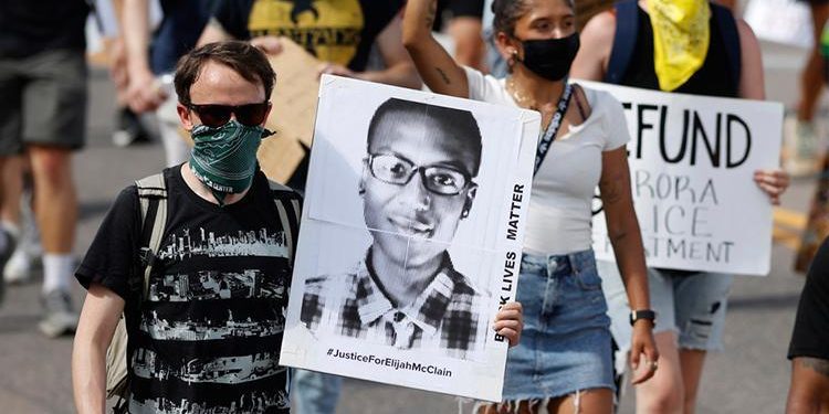 Siyahi gencin gözaltı sırasında vefatından 2 sıhhat vazifelisi sorumlu