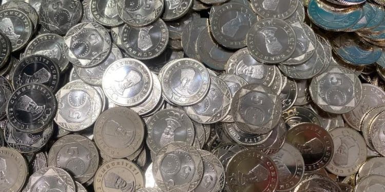 Tartışmalara neden olmuştu… 5 liralık hatıra paraların basın basamağı görüntülendi