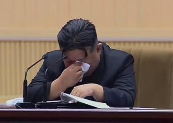 Toplumsal medya bu manzaraları konuşuyor… Kuzey Kore önderi Kim gözyaşlarına hakim olamadı
