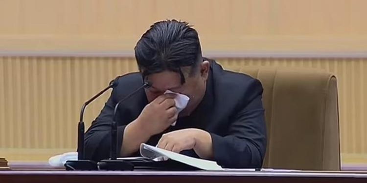 Toplumsal medya bu manzaraları konuşuyor… Kuzey Kore önderi Kim gözyaşlarına hakim olamadı