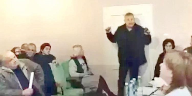 Ukrayna’da el bombalı hücum: Vekil belediye meclisini bastı