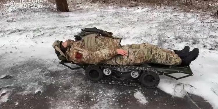 Ukrayna’dan dikkat çeken manzaralar… Yaralı askerler için ‘elektronik sedye’