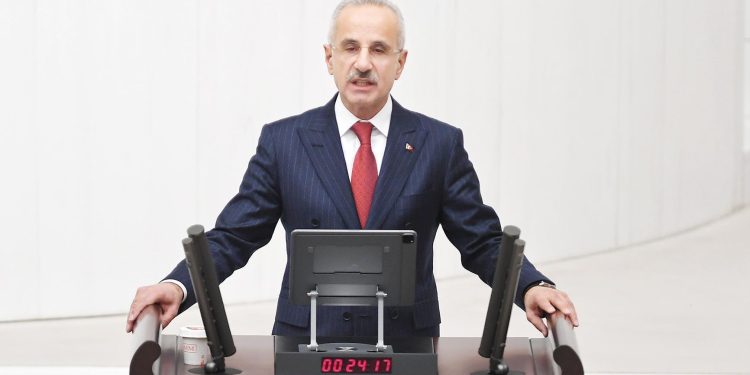 Ulaştırma ve Altyapı Bakanı Uraloğlu: Sarsıntıda ulaştırma yapıları aort damarları üzere çalışacak