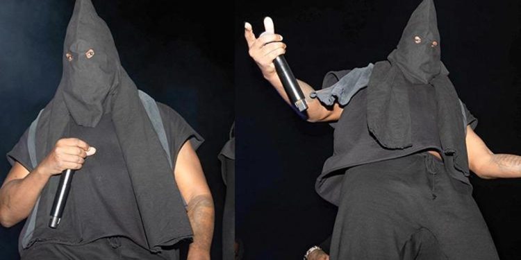 Ünlü müzikçi sahneye Ku Klux Klan sembolüyle çıktı, yer yerinden oynadı… Kendi hayranları bile isyan etti: Sen mide bulandırıcı bir insansın!