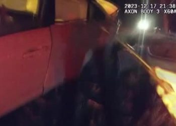 Yanan araçtaki bayan son anda kurtarıldı