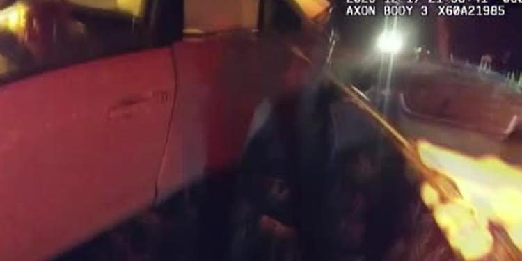 Yanan araçtaki bayan son anda kurtarıldı