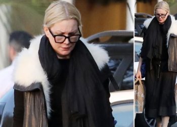 ‘Yaşlıyım diye tezgahtarlık işi de vermiyorlar’…. Eski varlıklı günlerinden geriye yalnızca kıyafetleri kaldı