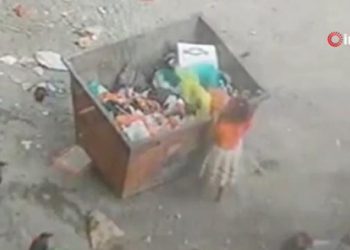 Yemen’de dehşetli olay: Bir çocuk yiyecek aradığı çöp konteynerinin altında kalarak can verdi