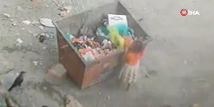 Yemen’de dehşetli olay: Bir çocuk yiyecek aradığı çöp konteynerinin altında kalarak can verdi