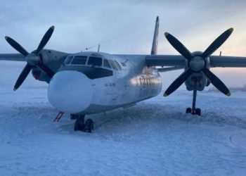 Yolcu uçağı donan ırmağa indi!