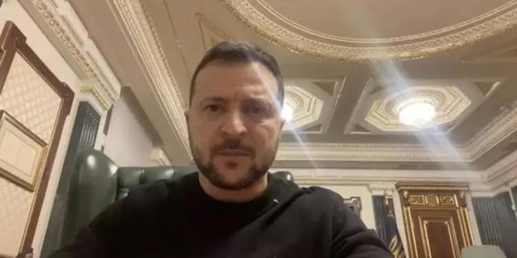 Zelenski dünyaya duyurdu: Rus askeri uçağı düşürüldü