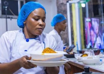 27 saat boyunca yemek pişirdi, dünya rekoruna aday oldu