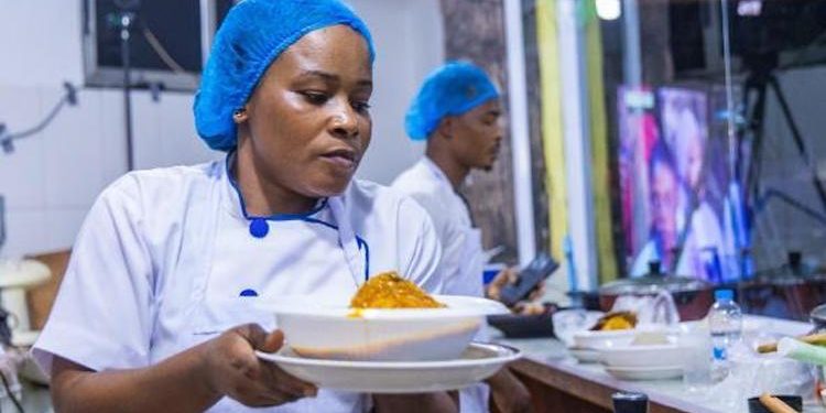 27 saat boyunca yemek pişirdi, dünya rekoruna aday oldu