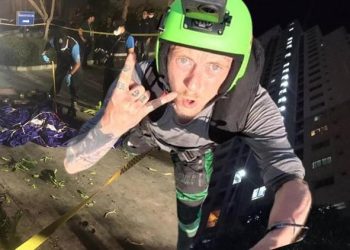 30 katlı binadan atladı, paraşütü açılmayınca yere çakıldı!