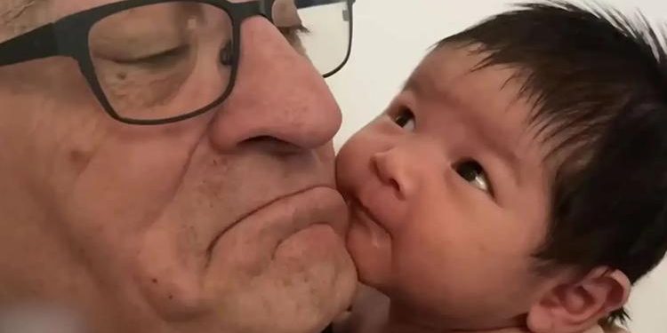 79 yaşında 7’nci kere baba olmuştu… Küçük kızını anlatırken gözyaşlarını tutamadı