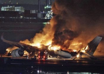 Tokyo Haneda Havalimanı’nda pistteki bir uçakta yangın çıktı