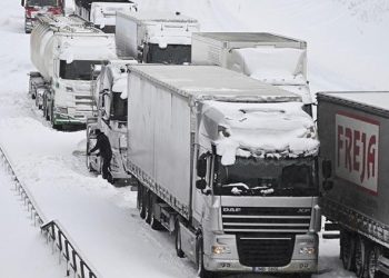 Ağır kar yağışı İsveç’te hayatı felç etti! Bin araç yolda mahsur kaldı