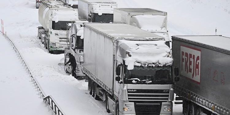 Ağır kar yağışı İsveç’te hayatı felç etti! Bin araç yolda mahsur kaldı