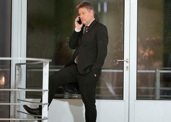 Almanya’da dikkat çeken anlar: Çiftçiler Bakan Habeck’in feribottan inişini engelledi